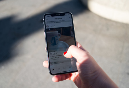 Control por gestos sobre pantallas curvas: Apple empieza a definir cómo usaremos los futuros iPhone, según Bloomberg