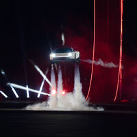 El Tesla Roadster es justo lo que llevábamos 9 años esperando: un auto tan fascinante como imposible de fabricar 