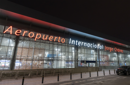 Fachada Nocturna Aeropuerto Jorge Chavez