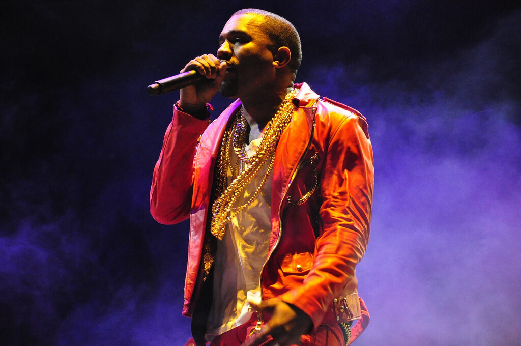 Kanye West compra Parler, la red social de la