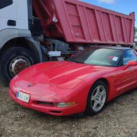 Un Corvette C5, un rarísimo Mercedes histórico y y varios todoterrenos a precio de derribo: los coches de los narcos, a subasta en Madrid