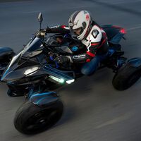 Este invento made in Spain parece una moto, pero es un vehículo de cuatro ruedas que se inclinan, y parece una nave del futuro