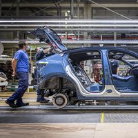 Cada vez se venden más coches eléctricos, pero deberán adaptarse a una cadena de suministro muy desafiante, advierte la IEA 