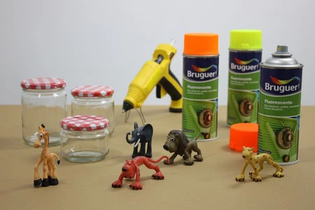 DIY: Bruguer inspira la vuelta al cole decorando tarros con juguetes pequeños