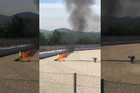Bandera roja en Montmeló: Tito Rabat acaba en el hospital y su Ducati incendiada