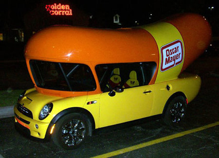 Wienermobile Mini Cooper, un mini "Hot Dog" sobre ruedas