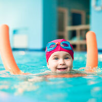 ¿A qué edad deben aprender a nadar los niños y cómo empezar?