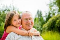 Los niños que crecen cerca de sus abuelos son más felices 