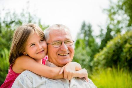 Los niños que crecen cerca de sus abuelos son más felices