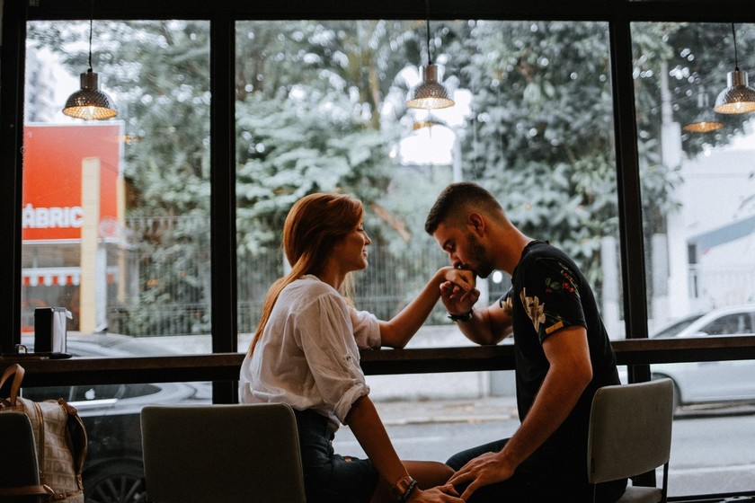 “Hay demanda y nosotros la intentamos satisfacer”: estos fotógrafos y coaches hacen negocio con tu perfil de Tinder