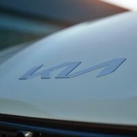 Así luce el nuevo logotipo de Kia en el primer teaser del Kia CV, el próximo SUV eléctrico de la marca