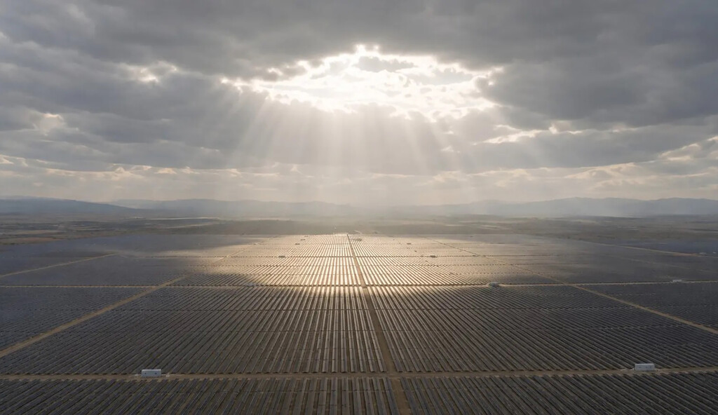 Una startup quiere despejar nubes con enjambres de drones: promete hasta un 30% más de generación solar 