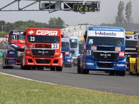 Antonio Albacete no se baja del podio en Nogaro
