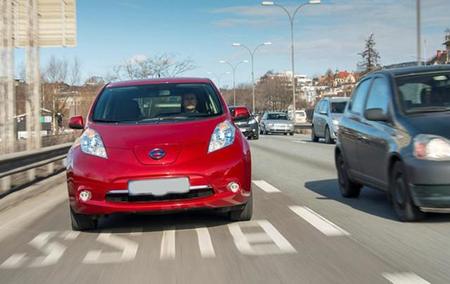 Los coches eléctricos obstruyen los carriles bus en Oslo
