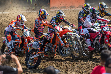 Jorge Prado está un paso más cerca de su primer título de MX2. Enésimo doblete de Herlings en MXGP