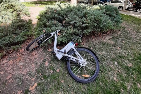 La paradoja de la movilidad urbana sostenible: el auge de las bicis eléctricas compartidas contra una infraestructura desastrosa
