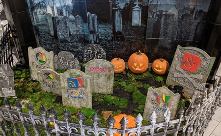 Google se prepara para Halloween con un cementerio de los productos que ha 