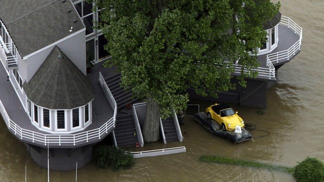 ¿Qué harías tú por salvar tu coche? Éste hombre lo tiene claro.