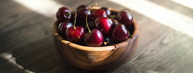 Un agricultor explica el detalle en que tenemos que fijarnos al comprar cerezas para ver si la mosca de la fruta ha introducido larvas en ella 