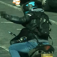 España aún se libra, pero en Europa están empezando a multar por hacer cortes de mangas en moto. Y cuesta como una moto nueva 