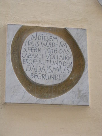 Placa situada en la pared del antiguo Cabaret Voltaire