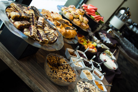 Lo que tienes que evitar (y lo que tienes que comer) en el buffet de desayuno de tu hotel para conseguir un plato saludable