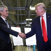"Tivemos que trazer pessoas da China de avião para consertar isso", relatou um engenheiro da Apple sobre o "fiasco" na fábrica do Texas com a qual Trump havia se gabado 