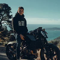 Este piloto de F1 es tan friki de las motos que pidió una hecha a medida y el resultado fue el engendro custom más raro que vas a ver hoy 