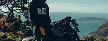 Este piloto de F1 es tan friki de las motos que pidió una hecha a medida y el resultado fue el engendro custom más raro que vas a ver hoy 