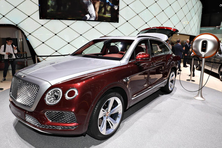 El híbrido más lujoso viene hasta con wallbox de Philippe Starck: así es el Bentley Bentayga Hybrid