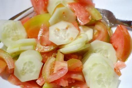 Ensaladas de frutas o de verduras para compartir en la piscina o en la playa