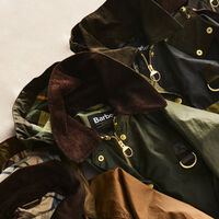 Barbour no para de agotar su chaqueta multibolsillos, pero la hemos encontrado rebajada y todavía quedan tallas  