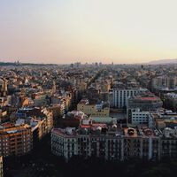 Hace un año Cataluña decidió empezar a regular sus alquileres. Ahora tiene algo que parecía imposible: precios más bajos