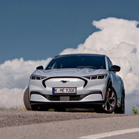 ¡SUV eléctricos a prueba! El Mustang Mach-E suspende el test del alce mientras que el Tesla Model Y lo pasa con nota