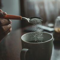 Por que algumas pessoas colocam bicarbonato no café? A ciência explica se faz diferença 