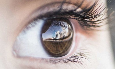 Cómo un examen de ojos puede darnos información sobre la calidad de la audición de una persona