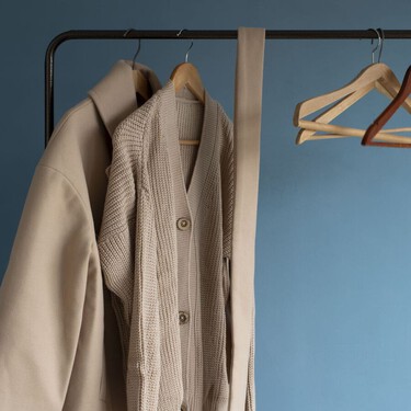 El truco japonés que libera espacio en el armario consiste en guardar los abrigos como si fuesen jerseys