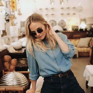 Las zapatillas Skechers tipo New Balance que arrasan en los looks de oficina: marrón chocolate, elegantes y muy cómodas 