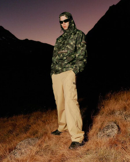 La chaqueta camuflaje de Napapijiri que necesitas para las montañas también será la más cool que llevarás en la ciudad (y está rebajada a mitad de precio)
