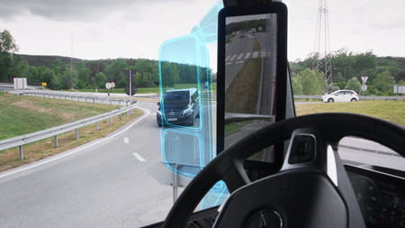 El camión Mercedes-Benz Actros marca el adiós a los espejos retrovisores y a lo analógico: así funciona la tecnología MirrorCam