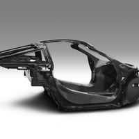 De este esqueleto de fibra de carbono saldrán los próximos 15 superdeportivos de McLaren