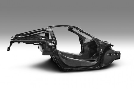 De este esqueleto de fibra de carbono saldrán los próximos 15 superdeportivos de McLaren