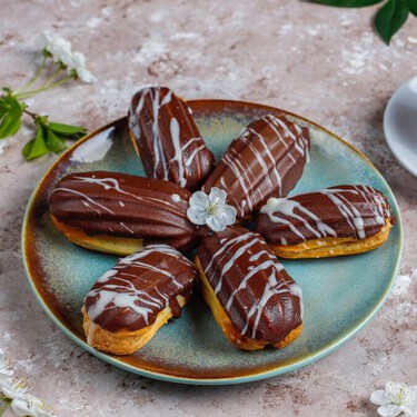 Éclair de chocolate casero: el secreto para que no se baje la masa y quede con un glaseado brillante