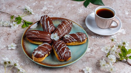Éclair de chocolate casero: el secreto para que no se baje la masa y quede con un glaseado brillante