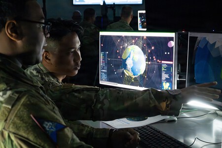Un miembro de la Fuerza Espacial de los EE. UU. supervisa una pantalla de mando y control de efectos espaciales en el Centro Combinado de Operaciones Espaciales, en la Base de la Fuerza Espacial Vandenberg, California.