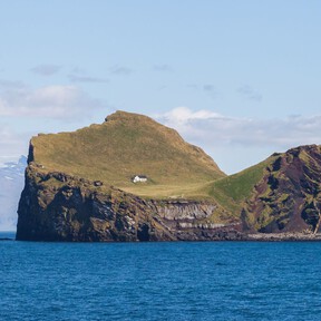 La casa más aislada del mundo está en una diminuta isla a la que se llega saltando desde una lancha a una pared empinada 