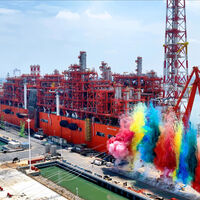 El nuevo récord marítimo de China tiene forma de planta flotante de gas: 376 metros de largo y destino África