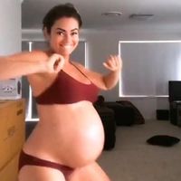 El divertido baile de una mamá fitness embarazada de 40 semanas para inducir el parto