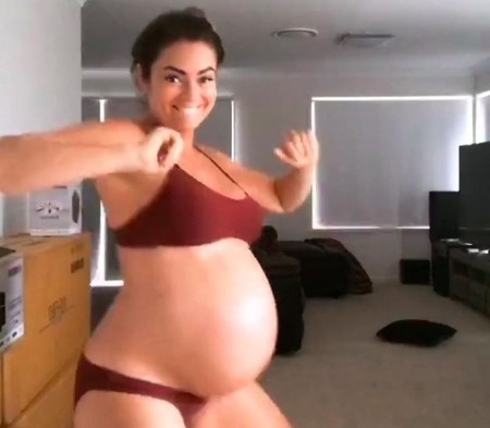 El divertido baile de una mamá fitness embarazada de 40 semanas para inducir el parto
