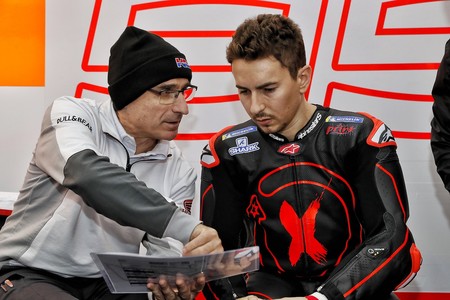 Jorge Lorenzo operado con éxito de su lesión en la mano izquierda, pero será baja en los próximos test
